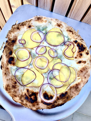 Pizza med blåskimmel, fersken og rødløg | FoodFreaks.dk